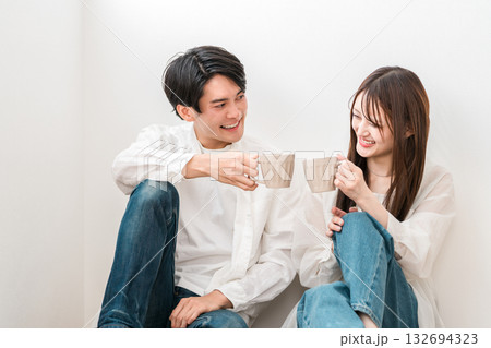 リビングでコーヒーを飲みながらくつろぐカップル,夫婦 リビングでコーヒーを飲みながらくつろぐカップル,夫婦 132694323
