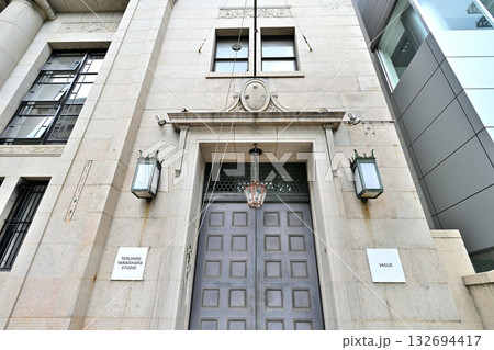 神戸　旧居留地　今も番地表示が残る風景 132694417