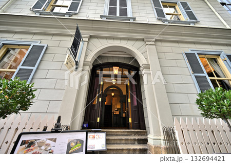 神戸　旧居留地　今も番地表示が残る風景 132694421