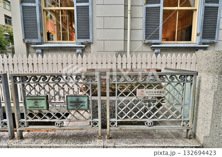 神戸　旧居留地　今も番地表示が残る風景 132694423