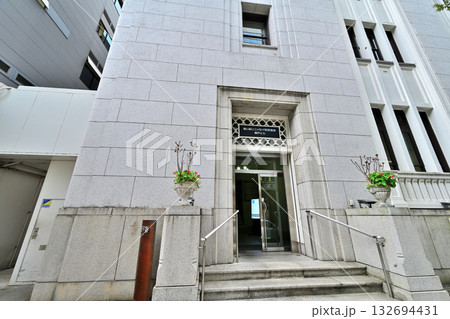 神戸　旧居留地　今も番地表示が残る風景 132694431