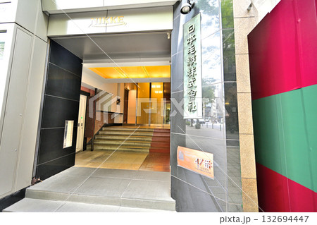 神戸　旧居留地　今も番地表示が残る風景 132694447