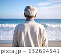 男性の後ろ姿（背景海） 132694541