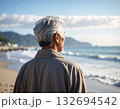 男性の後ろ姿（背景海） 132694542