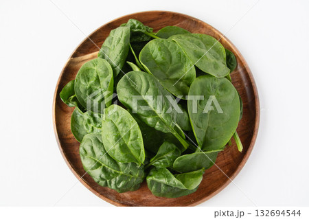 木の皿に盛ったベビースピナッチ 木の皿に盛ったベビースピナッチ 132694544