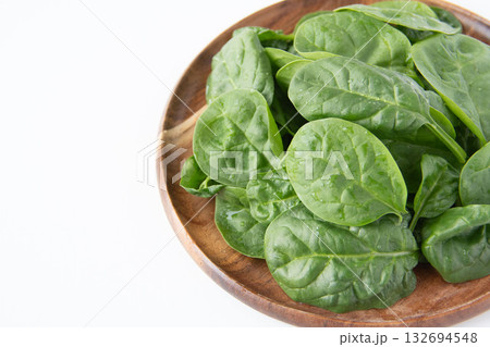 木の皿に盛ったベビースピナッチ 132694548