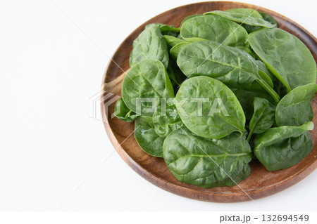 木の皿に盛ったベビースピナッチ 132694549