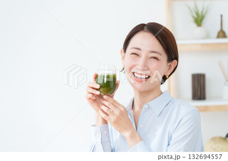 青汁を飲む女性 青汁を飲む女性 132694557
