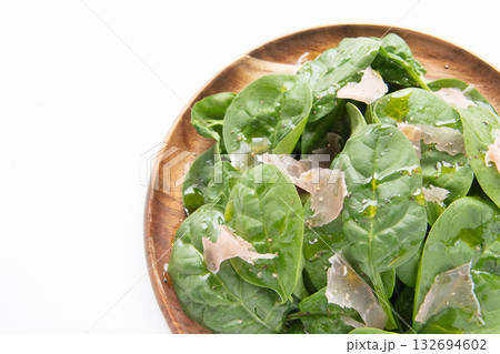 木の皿に盛ったベビースピナッチのサラダ 132694602