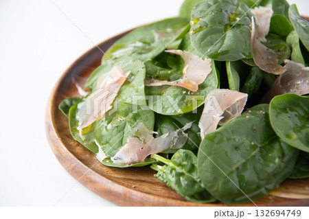 木の皿に盛ったベビースピナッチのサラダ 132694749