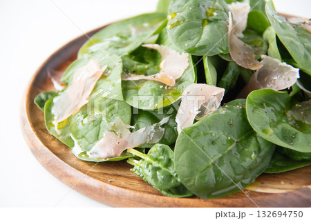 木の皿に盛ったベビースピナッチのサラダ 132694750