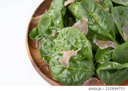 木の皿に盛ったベビースピナッチのサラダ 132694753