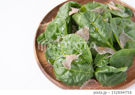 木の皿に盛ったベビースピナッチのサラダ 132694758