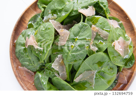 木の皿に盛ったベビースピナッチのサラダ 132694759