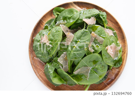 木の皿に盛ったベビースピナッチのサラダ 132694760