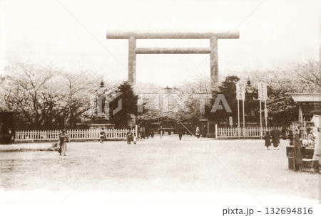 古写真 1909-1918年 東京 靖国神社と桜 古写真 1909-1918年 東京 靖国神社と桜 132694816