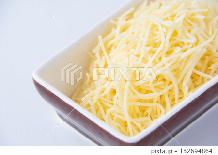 細切りチーズ 132694864