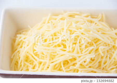細切りチーズ 132694882