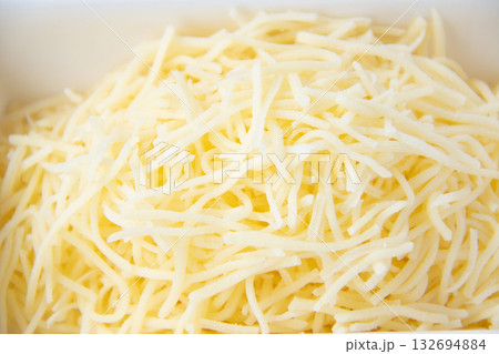 細切りチーズ 132694884