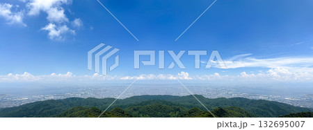 夏空と都市を望む山頂からのパノラマ絶景 132695007