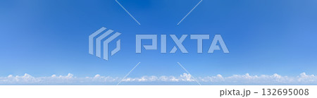 澄んだ青空と白い雲の水平パノラマ背景素材 澄んだ青空と白い雲の水平パノラマ背景素材 132695008