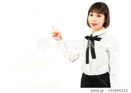 指差し紹介する女性 指差し紹介する女性 132695123
