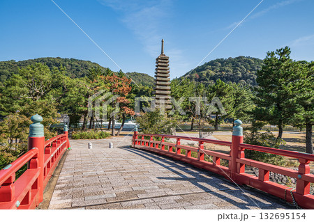 宇治公園塔の島　十三重石塔　京都府宇治市　 132695154