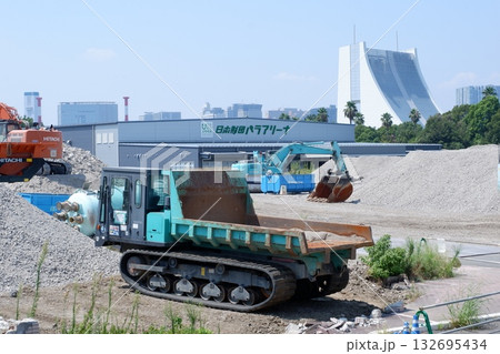 工事現場の重機 132695434