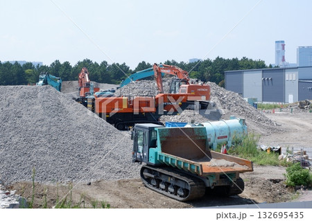 工事現場の建設機械 132695435