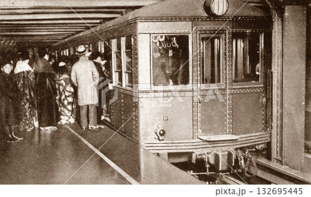 古写真　1928-1933年　東京　開業当初の地下鉄銀座線と初詣客 132695445