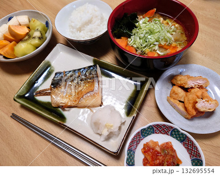 町の大衆食堂で食べる定番の焼き魚定食～サバの塩焼きと豚汁・芋煮の定食セット(小鉢とデザート付き) 132695554