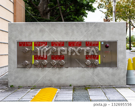 高層マンションの消火設備（採水口・送水口） 132695556