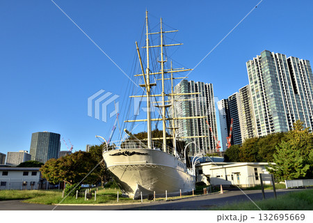 品川の帆船が見える景色 132695669