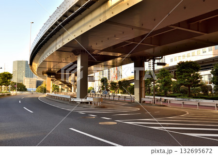 品川の首都高速一号線夕景 132695672