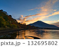 紅葉の山中湖と富士山 紅葉の山中湖と富士山 132695802