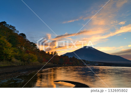 紅葉の山中湖と富士山 132695802