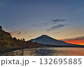 紅葉の山中湖と富士山 紅葉の山中湖と富士山 132695885