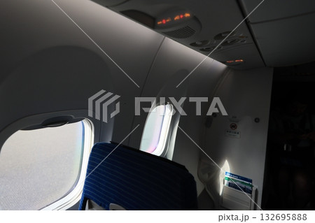 シートが収納された飛行機の窓 132695888