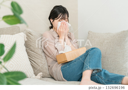 花粉症,鼻炎で鼻を噛む若いアジア人女性（スギ花粉,ヒノキ花粉,アレルギー性鼻炎） 132696196
