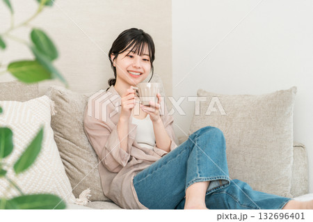 家でマグカップのコーヒー,お茶,白湯を飲むリラックスするアジア人女性（温活） 132696401