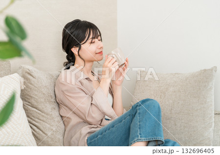 家でマグカップのコーヒー,お茶,白湯を飲むリラックスするアジア人女性（温活） 132696405