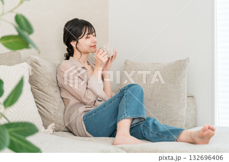 家でマグカップのコーヒー,お茶,白湯を飲むリラックスするアジア人女性(温活) 家でマグカップのコーヒー,お茶,白湯を飲むリラックスするアジア人女性(温活) 132696406