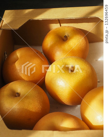 段ボールに入った梨 段ボールに入った梨 132696459