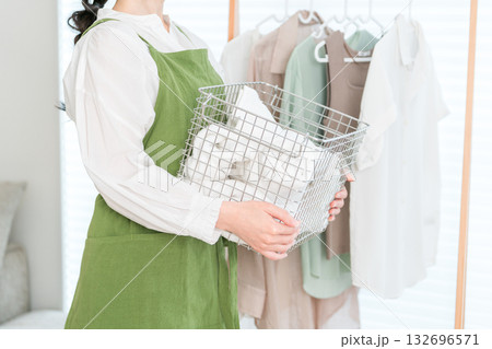 洗濯したバスタオルを持つ主婦の女性（家事,専業主婦,洗濯動線） 132696571