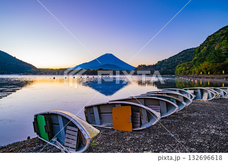【山梨県】秋の精進湖・湖畔のボートと富士山 132696618