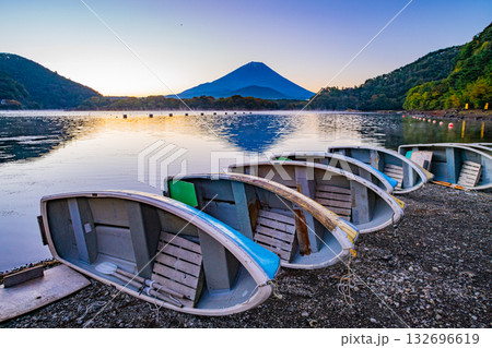 【山梨県】秋の精進湖・湖畔のボートと富士山 【山梨県】秋の精進湖・湖畔のボートと富士山 132696619