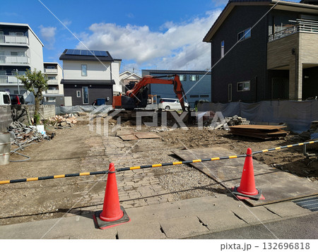 Demolition work 古民家・老朽化アパートメントの解体作業の様子(産廃の搬出後，更地へ) 132696818