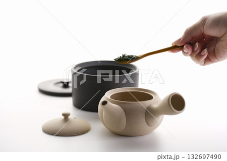 常滑焼の急須に茶葉を入れる手元　日本の伝統が息づくお茶の時間 132697490