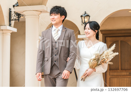 結婚式場を歩く新郎新婦(入場,退場,結婚式,アジア人) 結婚式場を歩く新郎新婦(入場,退場,結婚式,アジア人) 132697706