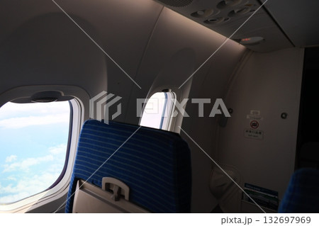 飛行機の窓から見える景色 飛行機の窓から見える景色 132697969